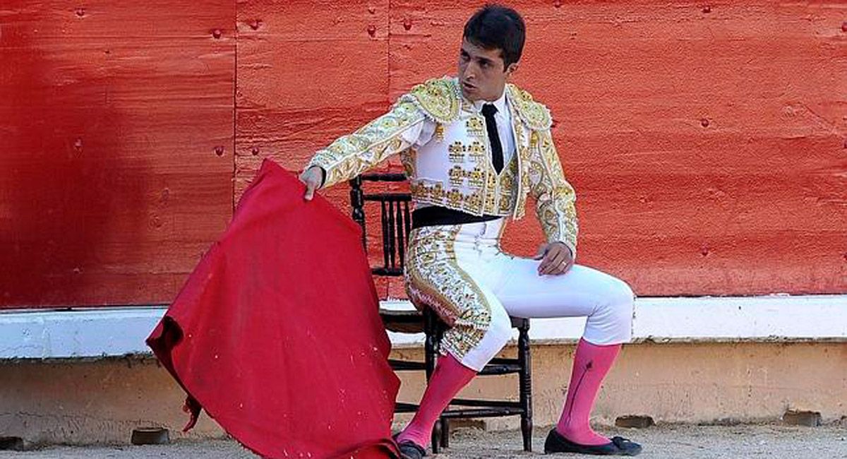 Hace un par de temporadas Javier Castaño sorprendió a todos en Madrid iniciando la faena de muleta sentado en una silla, un gesto muy clásico, muy suyo.