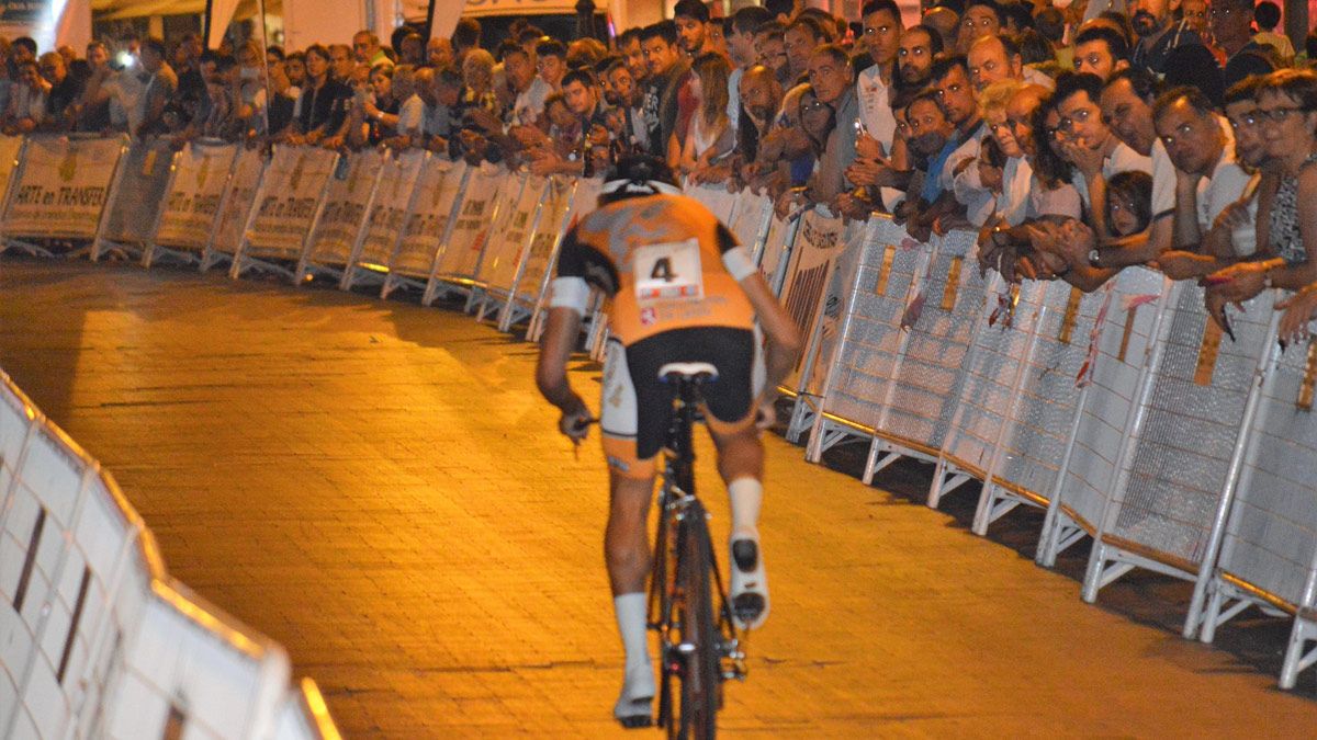 Un ciclista del Diputación disputa el prólogo ante la mirada de numerosos espectadores. | L.N.C.