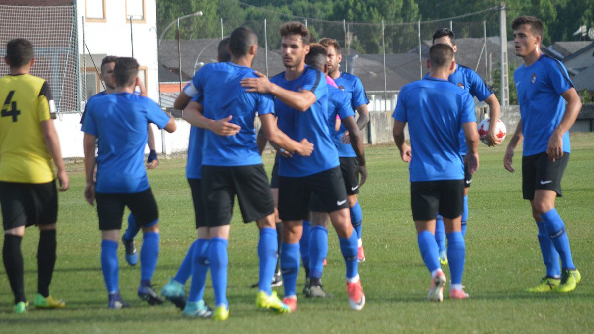 Los jugadores de la Deportiva celebran un gol ante el Toralense. | A. CARDENAL