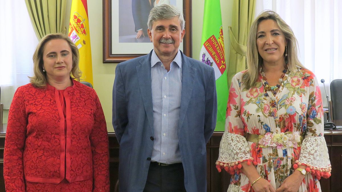 Marta Ordás (i), nueva presidenta de la Junta Electoral de la ULE,  junto al rector de la Universidad, García Marín y la secretaria general Mª Pilar Gutiérrez.| L.N.C.