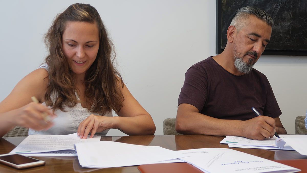 Marta Mejías y José Martín-Mateos Torres, durante la firma del convenio. | L.N.C.