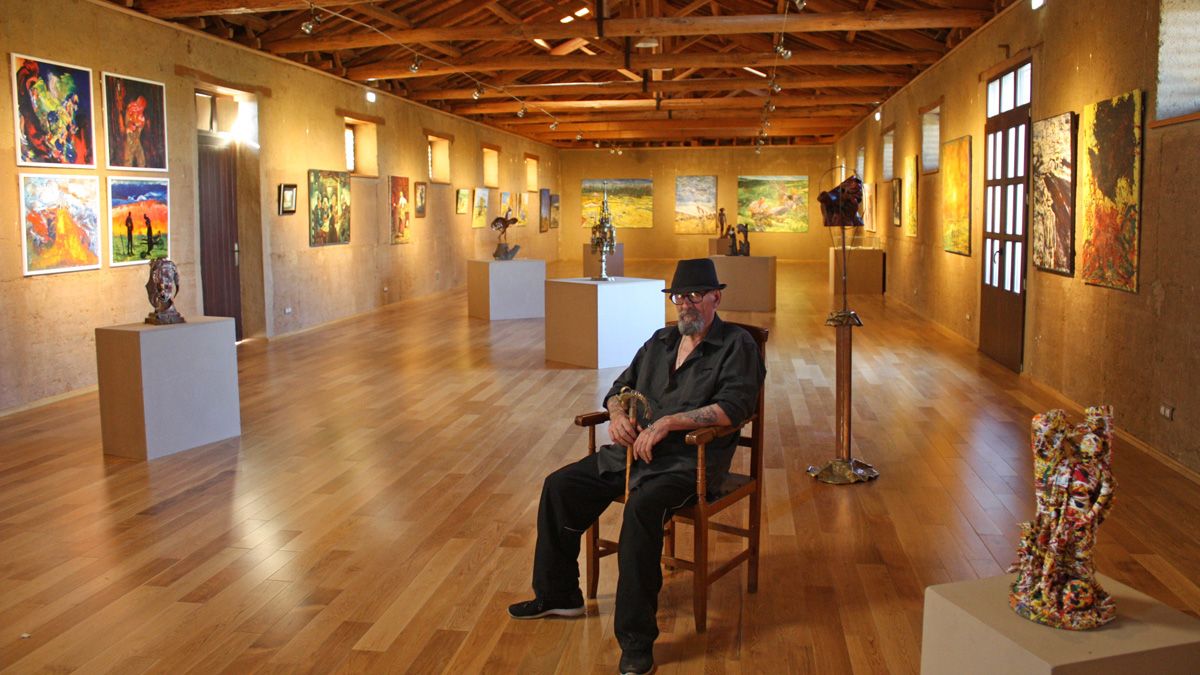 El artista leonés Manuel Chiches en la sala de exposiciones del Mihacale de Gordoncillo. |L.N.C.