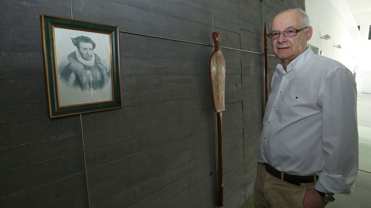 El historiador Vicente Fernández 'Tito', en la exposición personal 'Álvaro de Mendaña y el archipiélago de Las Marquesas'. | C.S. (ICAL)
