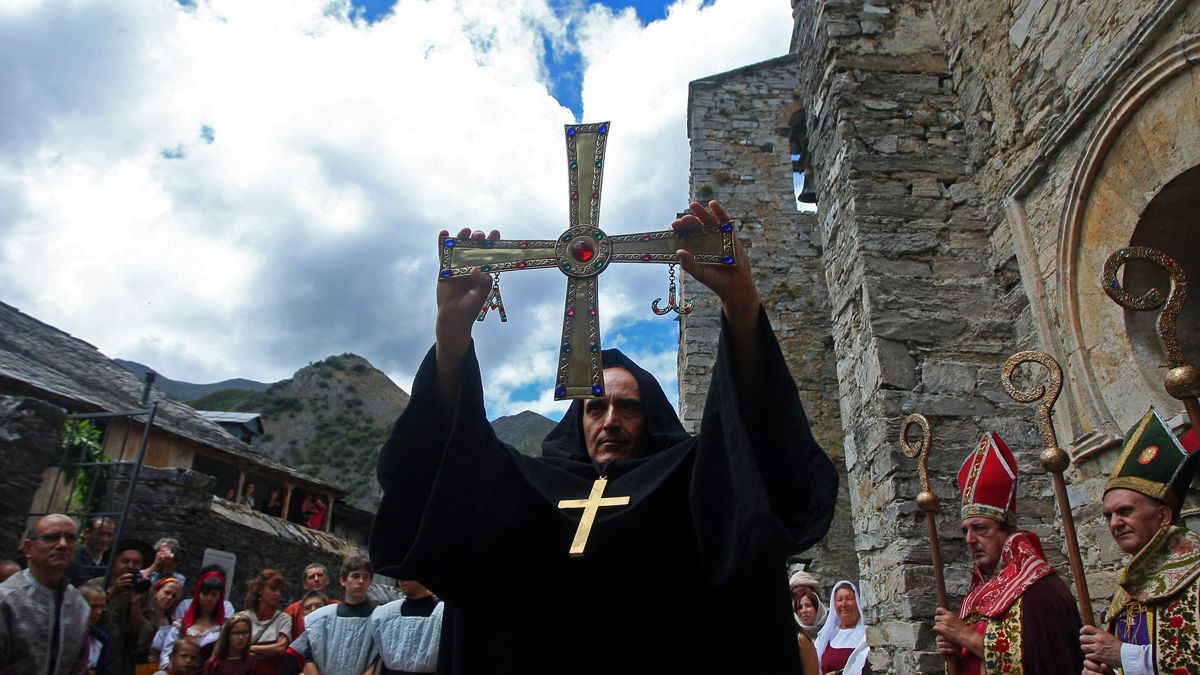 Cada año Peñalba escenifica la entrega histórica de la Cruz de Peñalba. | ICAL