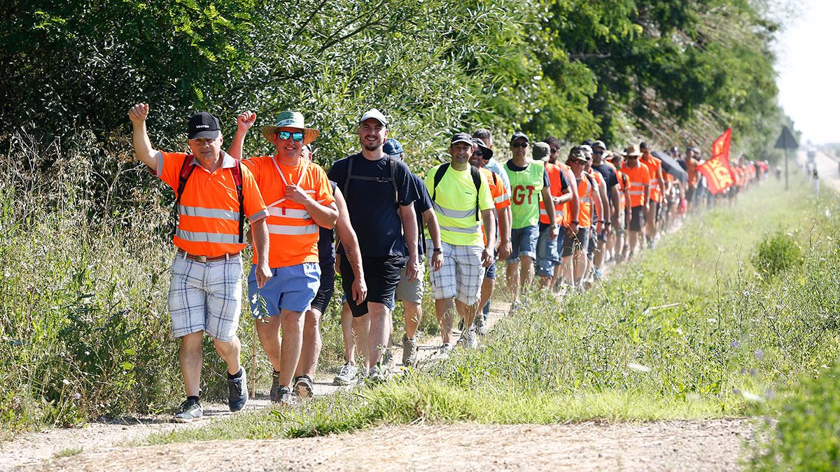 La plantilla de Vestas llevó ayer su protesta al Camino de Santiago.| ICAL