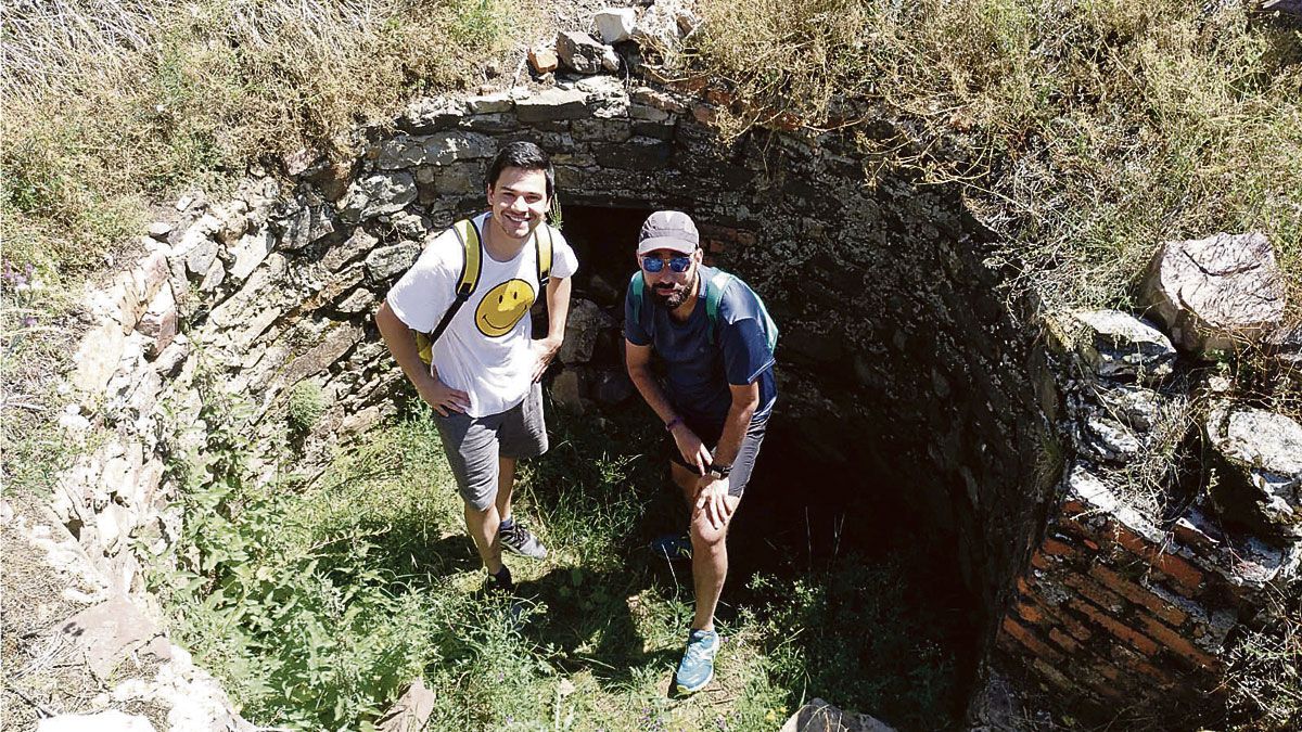 Dos de los alumnos del Curso de Verano ayer en una de las casamatas de Peña Moquera.