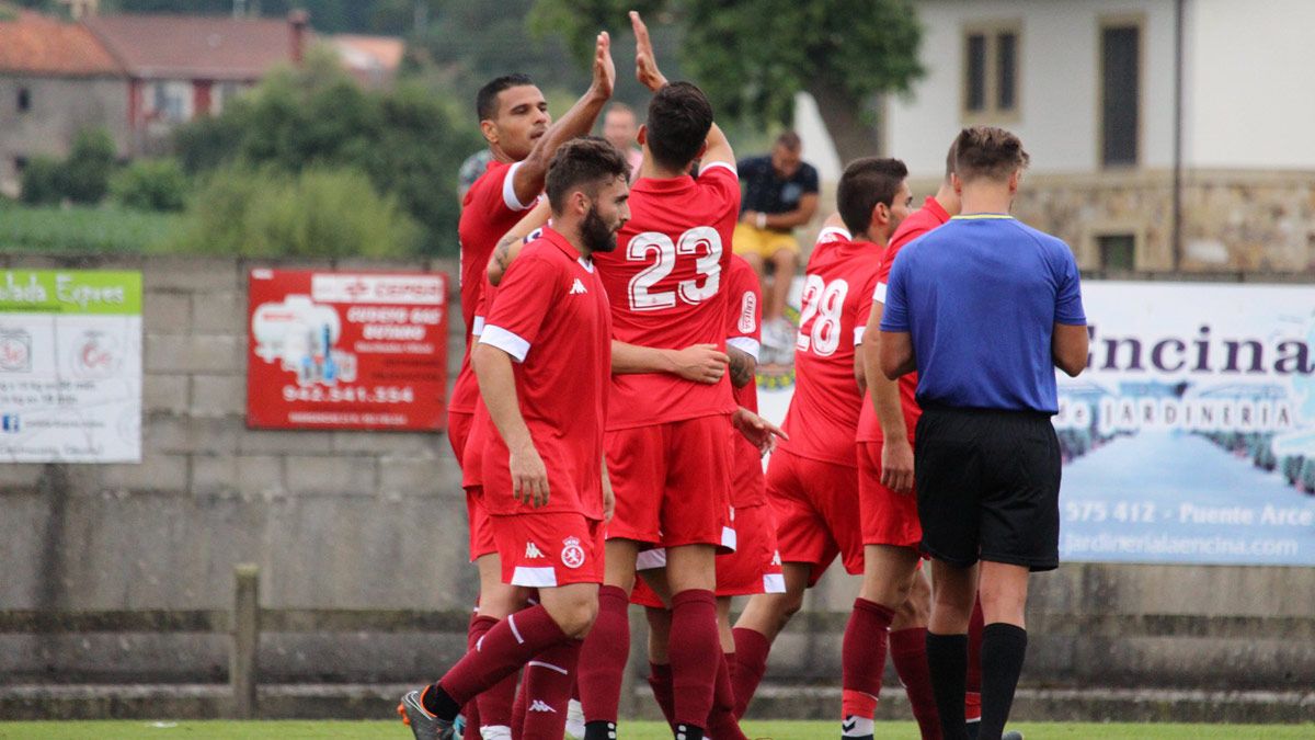 Los jugadores culturalistas celebran uno de los goles de Aridane. | ÁNGEL RUBIO / CYDLEONESA