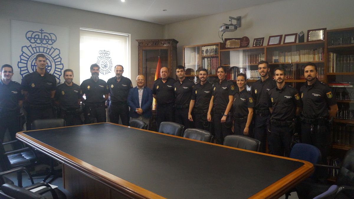 Foto de familia de los alumnos en prácticas en la Comisaría de León | L.N.C.