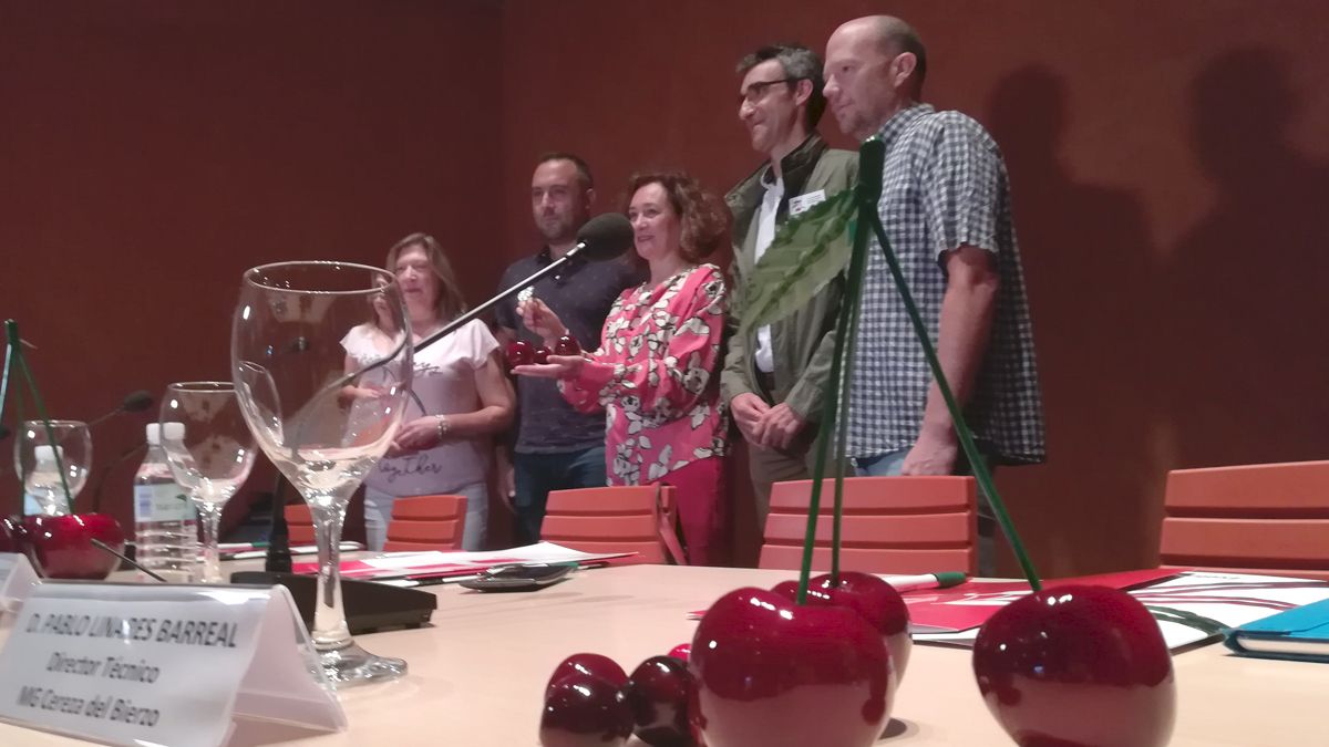 La Cooperativa de Rimor y el Ayuntamiento de Corullón reciben el premio de las II Jornadas de la Cereza del Bierzo.