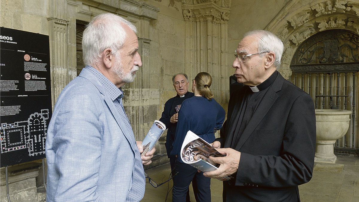Salvador Gutiérrez y Máximo Gómez Rascón conversan tras la presentación de la revista en el claustro de la Catedral. | MAURICIO PEÑA