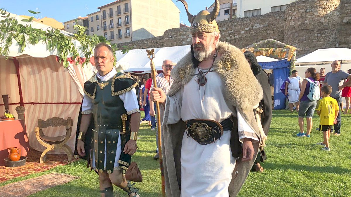 Las pallozas astures y las tiendas romanas se unen en el Melgar. |P.F.