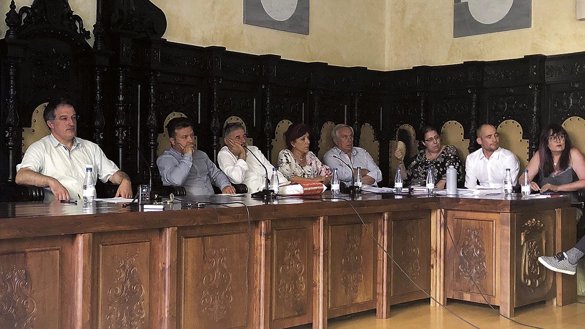 Pleno extraordinario sobre la Operación Enredadera celebrado ayer en Astorga. | PATRICIA FERRERO