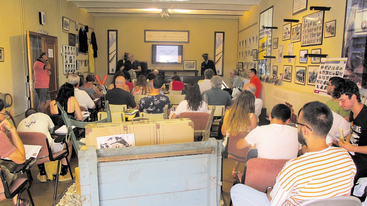 Los asistentes al Curso de Verano visitaron ayer el Museo Ferroviario de Cistierna. |L.N.C.