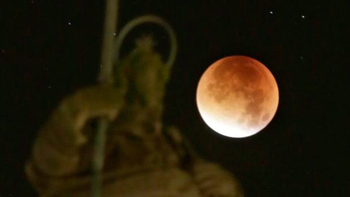 Fotografía de un eclipse total de luna visto desde Santiago de Compostela, el 28 de septiembre de 2015