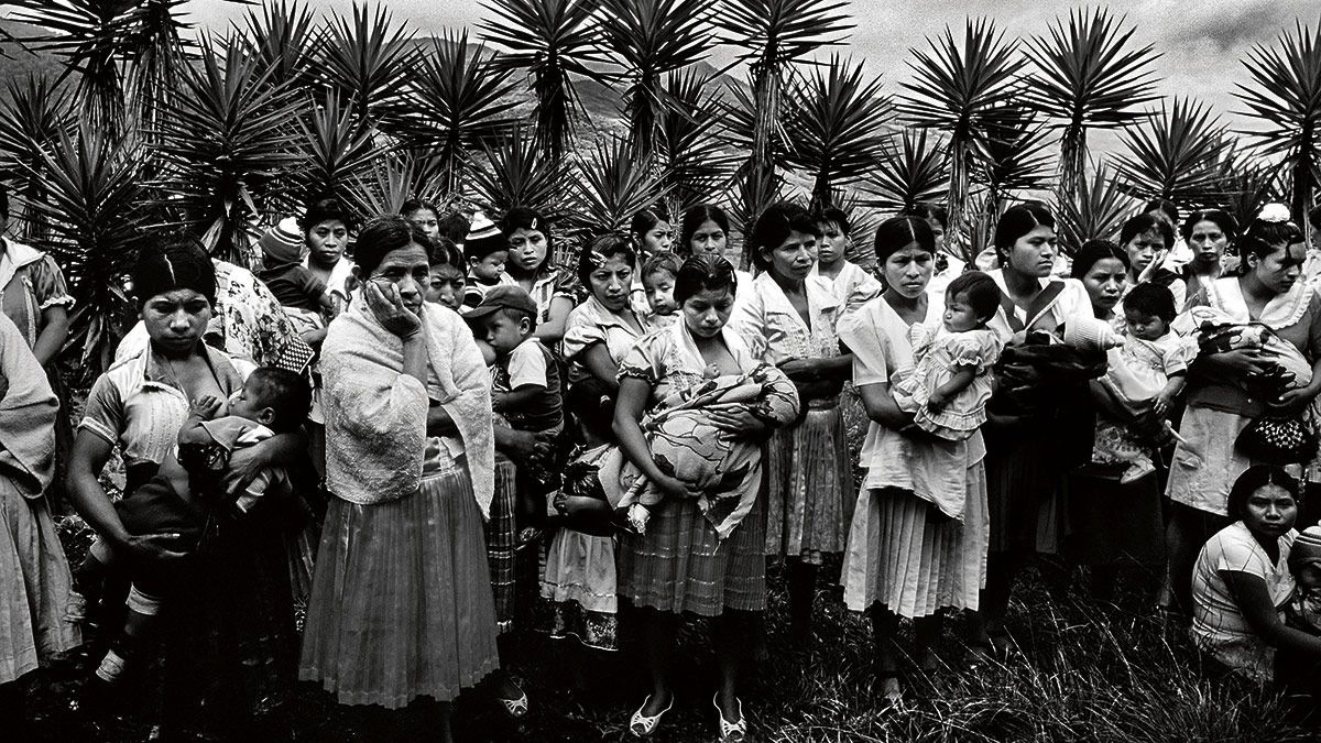 25/11/2009. Madres indígenas pertenecientes a la etnia Chorti sostienen a sus hijos en brazos mientras esperan pasar consulta en la aldea Talquezal.| JM López