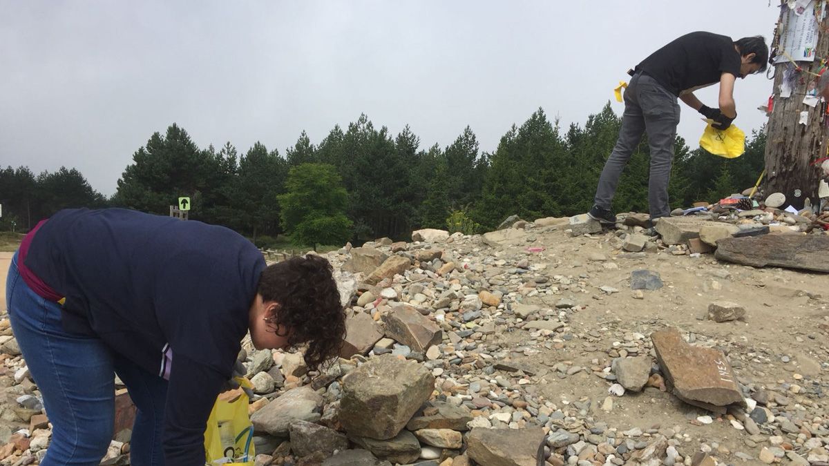 Miembros del colectivo hacen limpieza en La Cruz de Ferro. | L.N.C