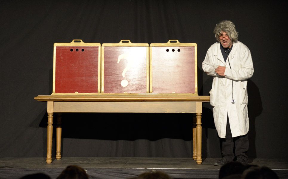 Teatro Diadres lleva su espectáculo de barraca de feria a la carpa de Botines. | MAURICIO PEÑA