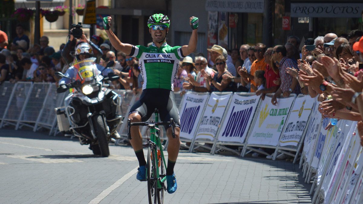 Jaume Sureda entra como vencedor en la meta de Astorga. | L.N.C.