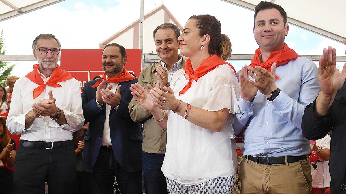 José Luis Ábalos, José Luis Rodríguez Zapatero, Virginia Barcones, Javier Cendón y Ignacio Robles en una Fiesta de la Rosa. | ICAL