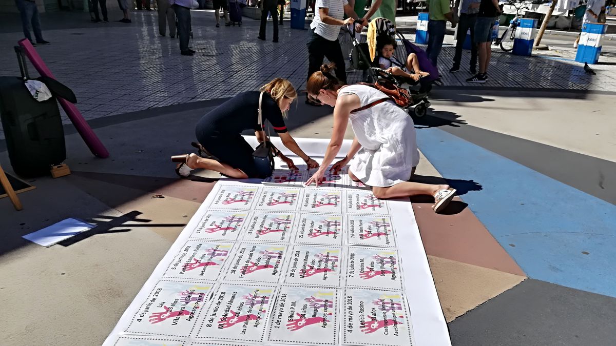 Última manifestación del Colectivo 8-.M en Ponferrada en recuerdo de las víctimas de violencia de género. | M.I.