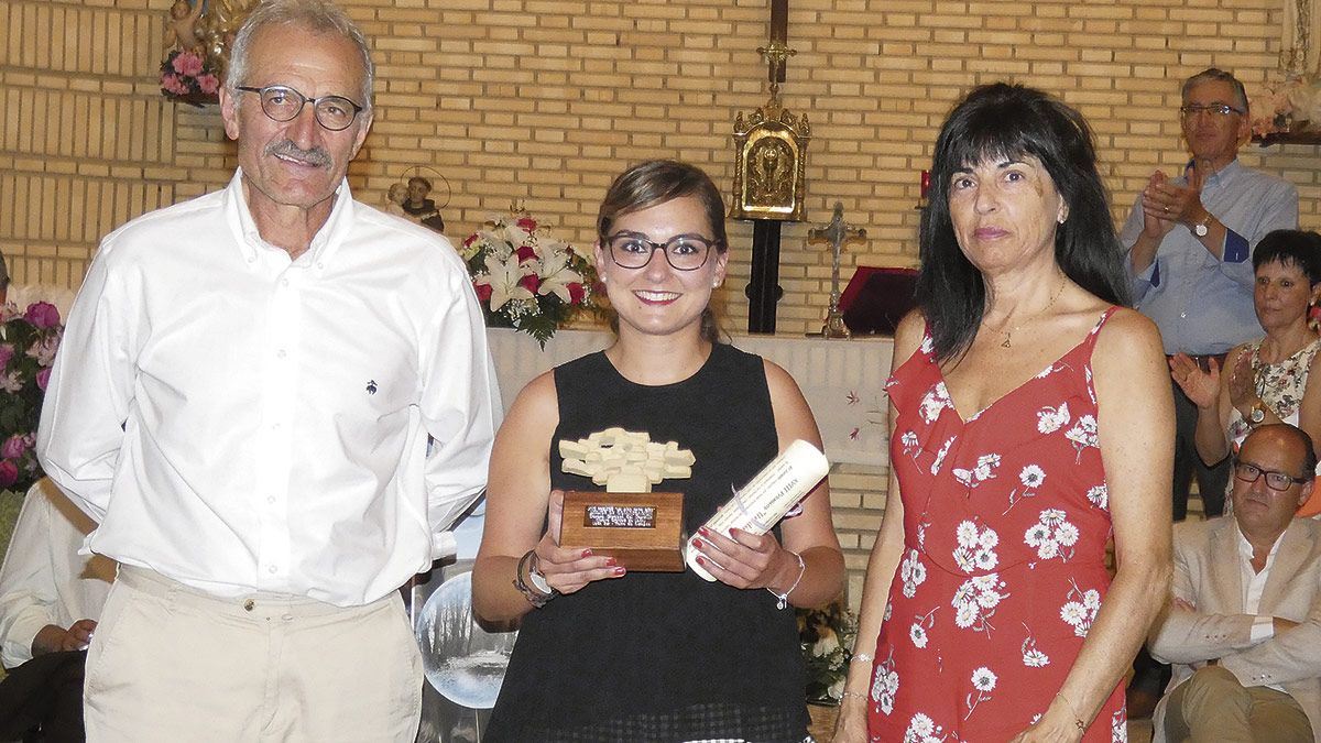La entrega del premio se celebró este sábado en Fuentes de Carbajal. | L.N.C.