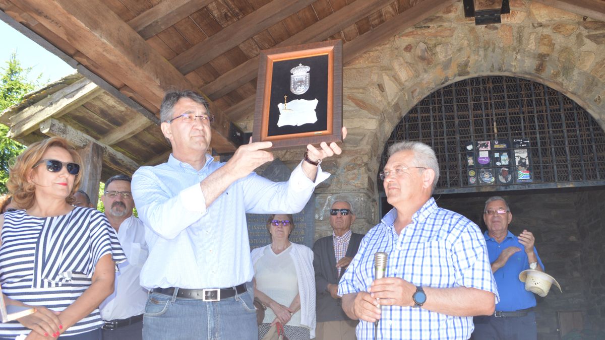 El presidente recibió el galardón en la tradicional romería. | M.I.