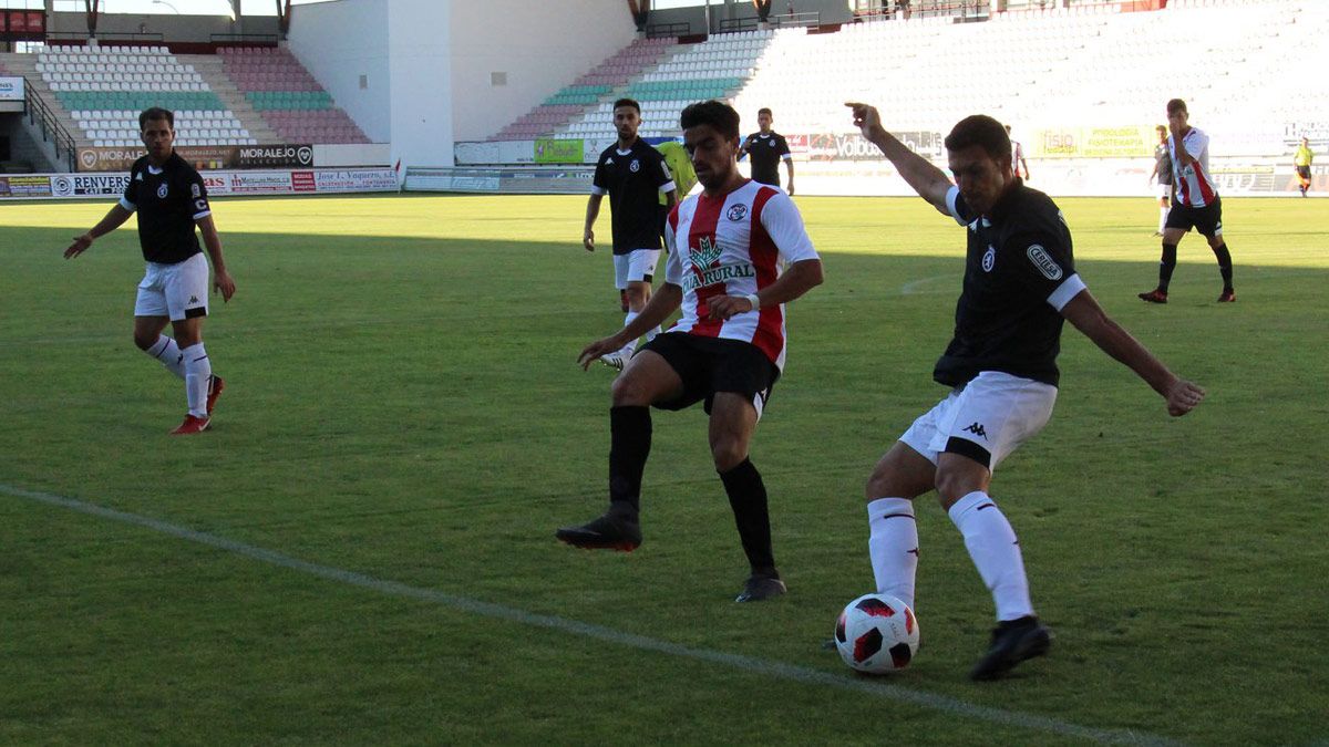 Unai, en la imagen despejando frente al Zamora, gana opciones para quedarse en León. | MARÍA LORENZO / CYDLEONESA