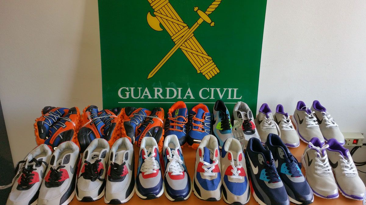 Imagen de las zapatillas incautadas por la Guardia Civil.