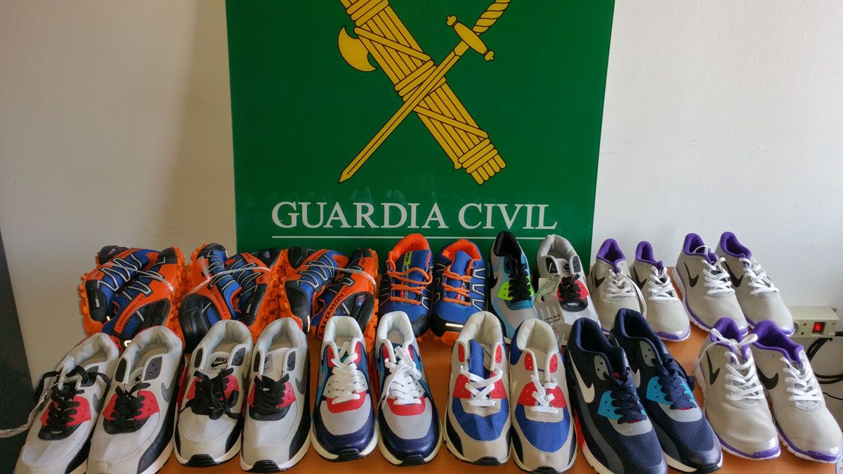 Imagen de las zapatillas incautadas por la Guardia Civil. Imagen de las zapatillas incautadas por la Guardia Civil.