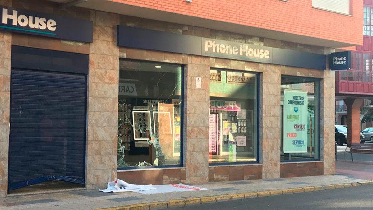 Tienda objetivo de los cacos en La Bañeza este lunes de madrugada. | P.J.A. Tienda objetivo de los cacos en La Bañeza este lunes de madrugada. | P.J.A.