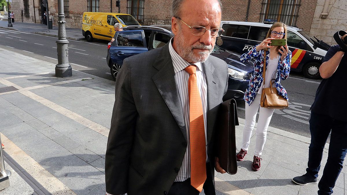 El exalcalde de Valladolid Javier León de la Riva a su llegada a la Audiencia de Valladolid para asistir a la primera sesión del juicio sobre el caso de las 'Comfort letter'. | ICAL