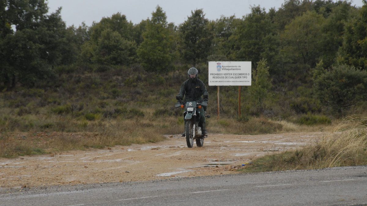 Un agente del Seprona durante una jornada de inspección en la provincia de León. | MAURICIO PEÑA Un agente del Seprona durante una jornada de inspección en la provincia de León. | MAURICIO PEÑA