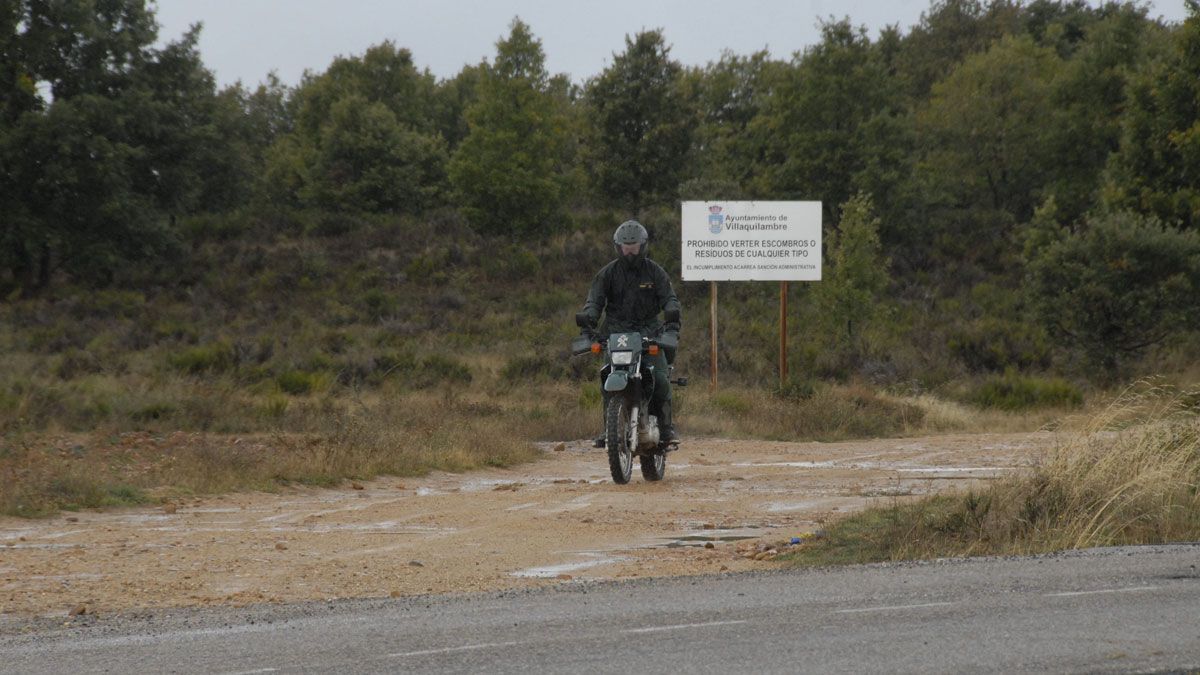 Un agente del Seprona durante una jornada de inspección en la provincia de León. | MAURICIO PEÑA