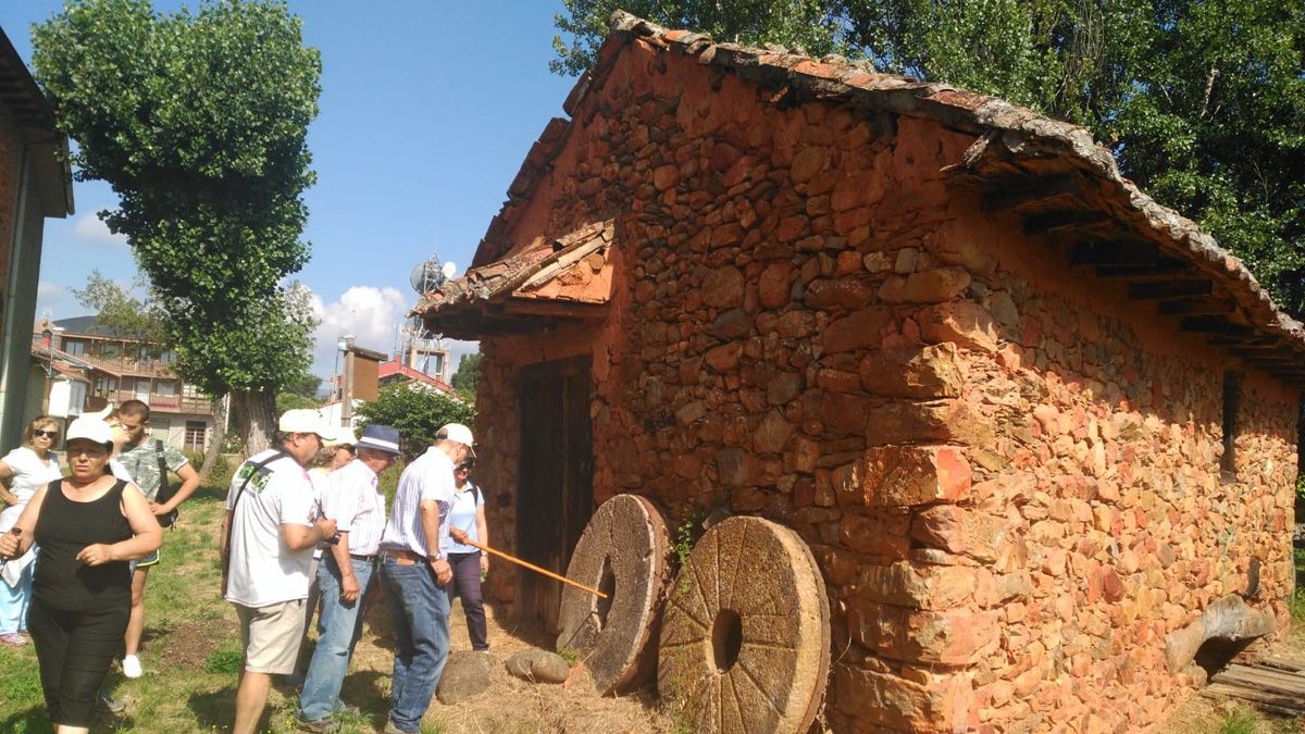 La Ruta de los Molinos protagonizó una de las salidas de los vecinos. |L.N.C.