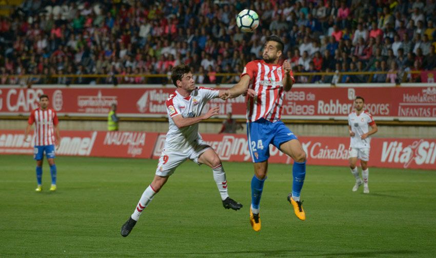 Guarrotxena pelea un balón aéreo durante el choque ante el Sporting de la pasada temporada. | MAURICIO PEÑA