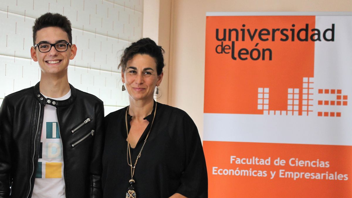 Marcos Martín Mateos al lado de su profesora de Economía, Mar García.