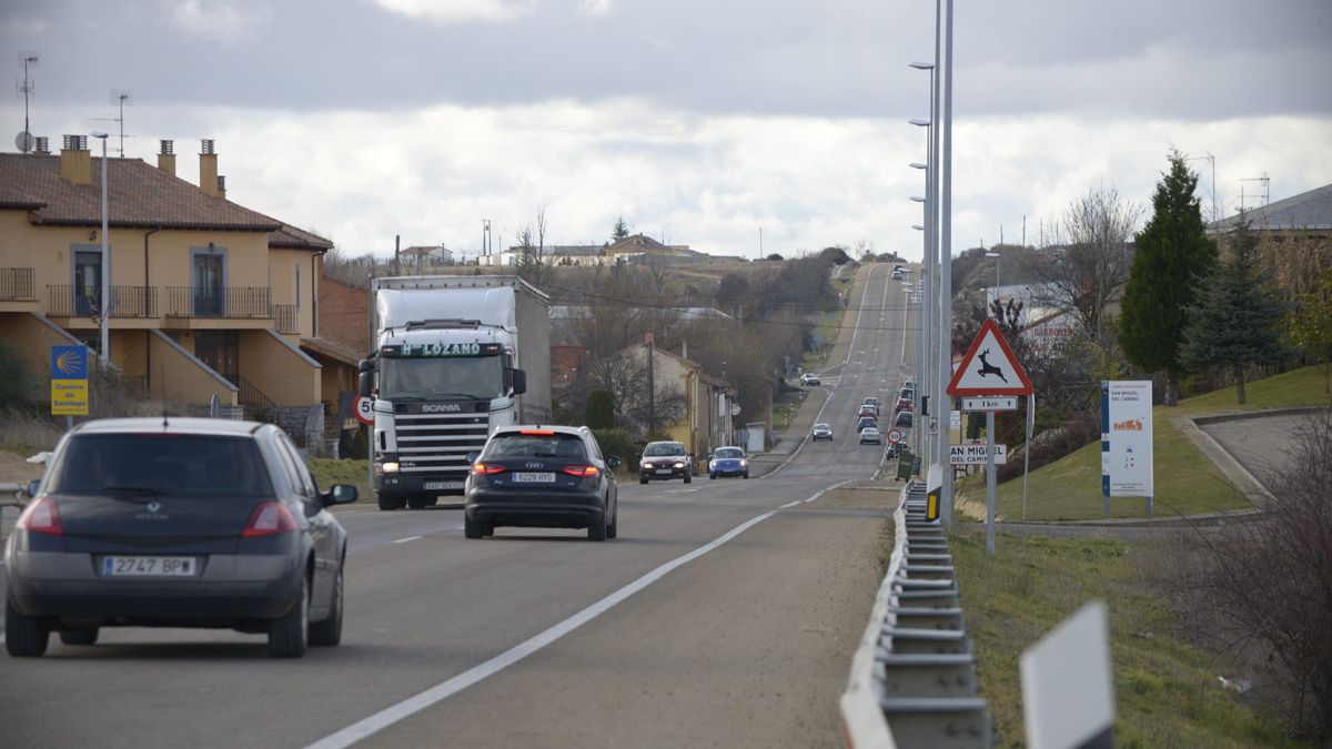 La carretera N-120 a su paso por San Miguel del Camino. | MAURICIO PEÑA