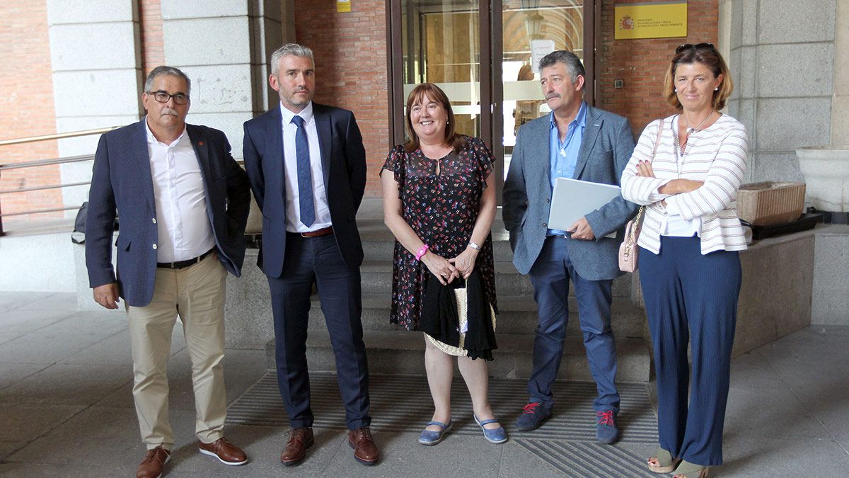 Representantes de la Asociación de las Comarcas Mineras de España (ACOM), al termino de la reunión mantenida con la ministra Transición ecológica, Teresa Ribera. | ICAL