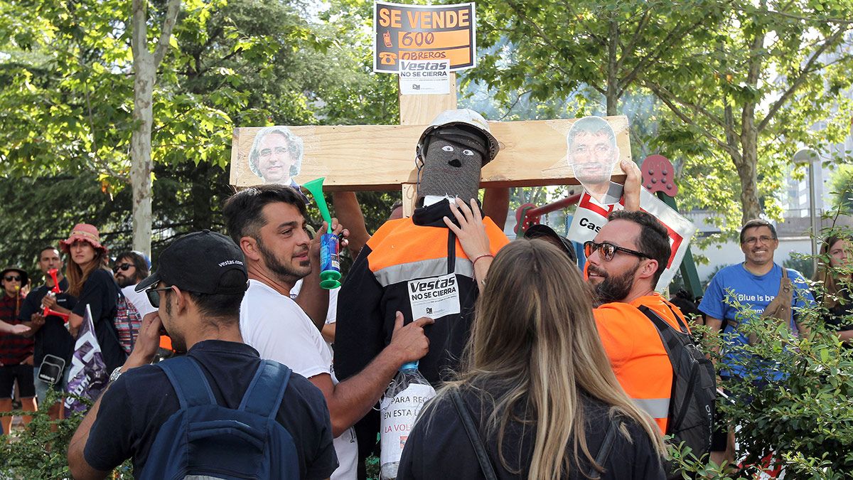 Trabajadores de la planta de Vestas Eólicas de Villadangos del Parámo se concentran en la sede de la empresa en Madrid. | ICAL