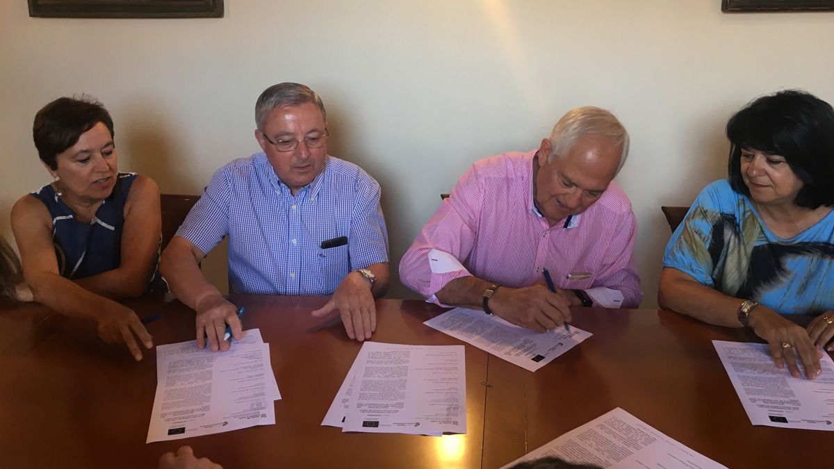 Imagen de la firma del convenio para las obras de San Isidoro. |L.N.C. Imagen de la firma del convenio para las obras de San Isidoro. |L.N.C.