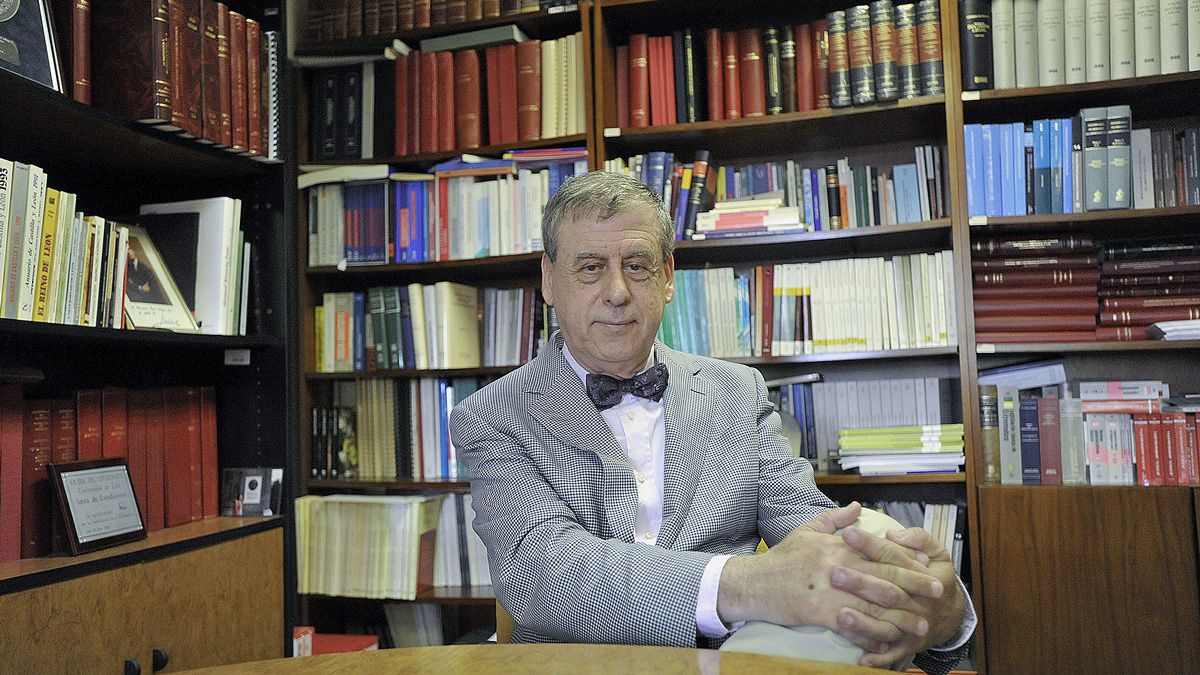 Francisco Sosa Wagner, catedrático de Derecho, en su despacho de la Universidad de León. | DANIEL MARTÍN