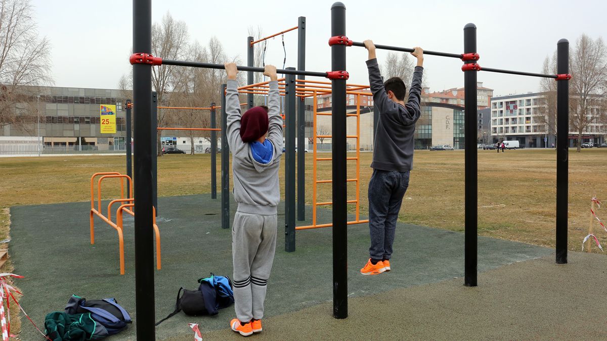 Agema, empresa de Ángel Luis García, acometió la instalación de zonas de calistenia en Eras de Renueva y en el ‘skate park’ de Papalaguinda. | CÉSAR