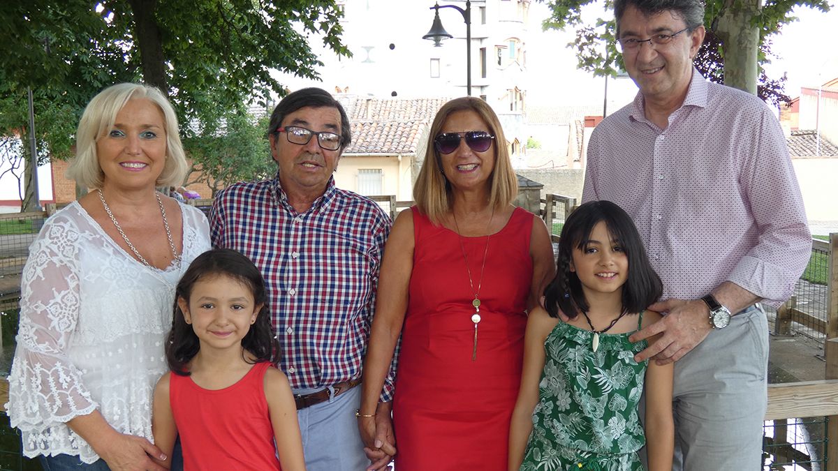 Mª Jesús Marinelli y Martínez Majo con la familia Campo. | L.N.C.