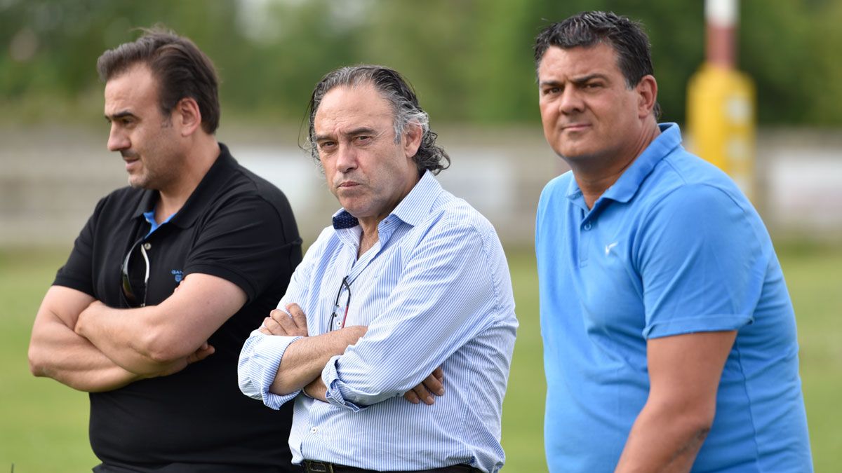 Felipe Llamazares junto a los responsables de la parcela deportiva del club durante un entrenamiento del primer equipo. | SAÚL ARÉN