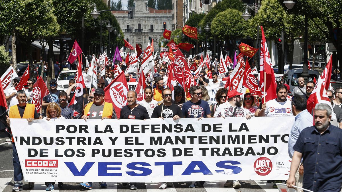 Imagen de la manifestación de los empleados de Vestas en Madrid antes de la reunión de este jueves. |ICAL