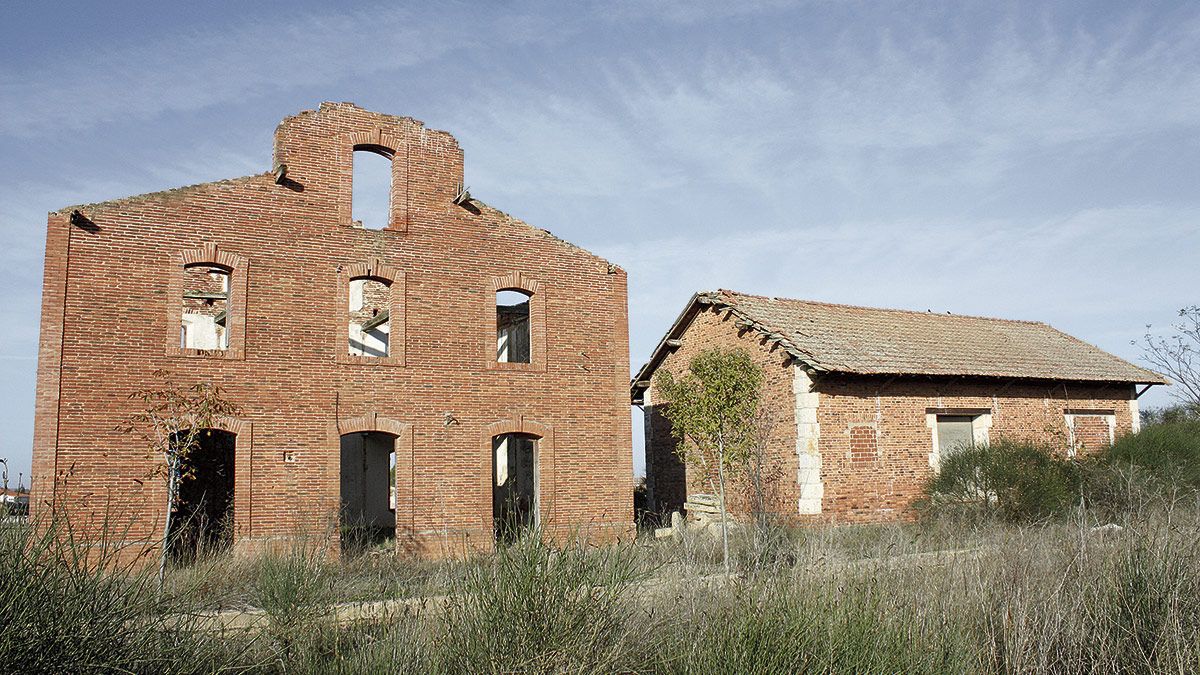 Cada estación disponía, al menos, de cuatro tipos distintos de edificaciones, la más grande el edificio de viajeros, de tres alturas. | J.R.