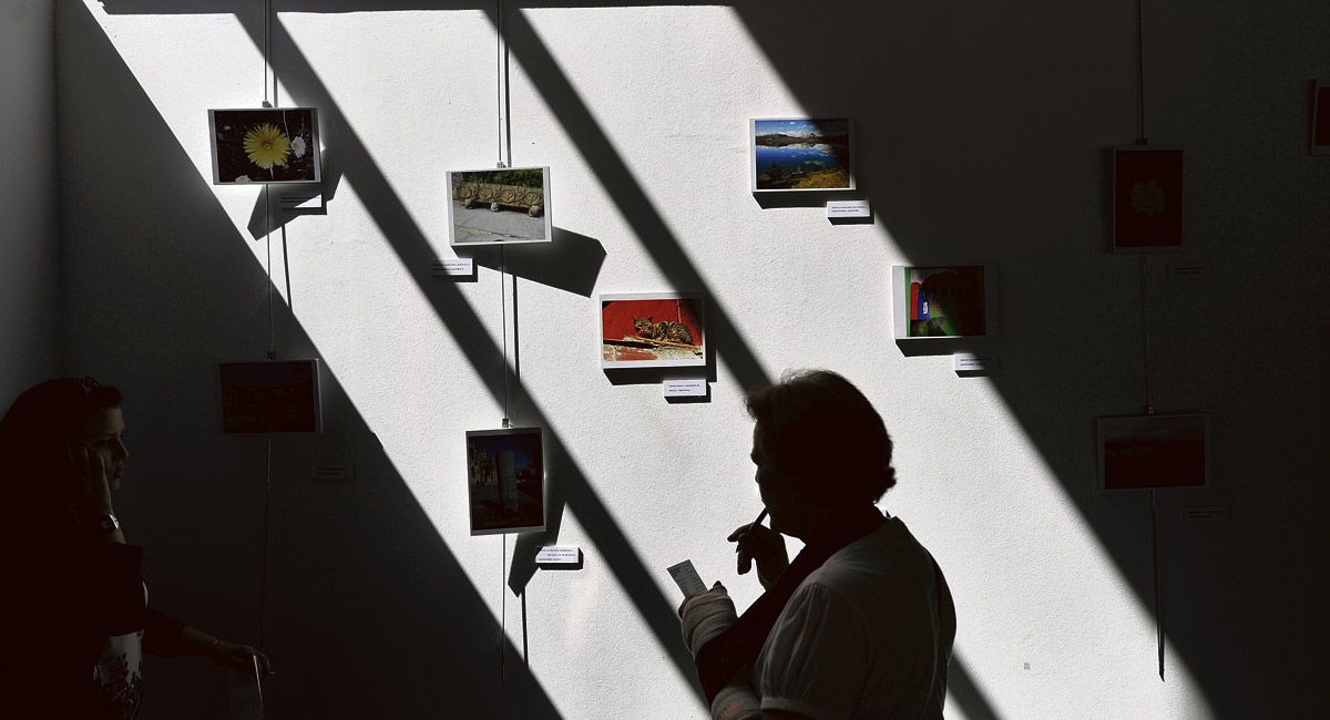 Numeroso público acudió a la inauguración de la muestra del certamen fotográfico en el Centro Cívico. | DANIEL MARTÍN