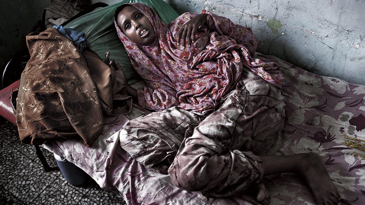 29/01/2014. Huba, de 20 años, yace en una cama del hospital mental Doctor Hebab de Mogadiscio.