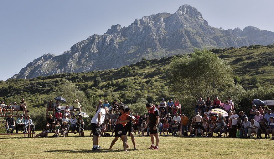 La figura de Bodón presidiendo el corro volvió a repetirse en la cita de Valdelugueros, ayer con calor. | SAÚL ARÉN