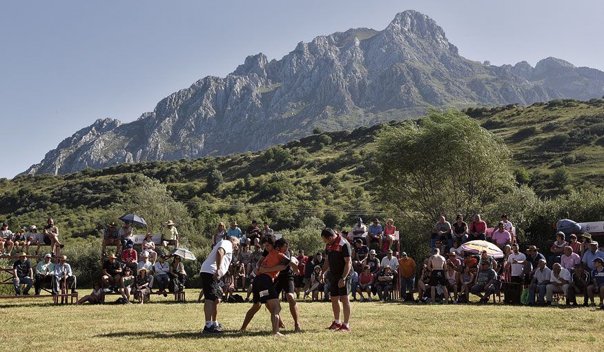 La figura de Bodón presidiendo el corro volvió a repetirse en la cita de Valdelugueros, ayer con calor. | SAÚL ARÉN